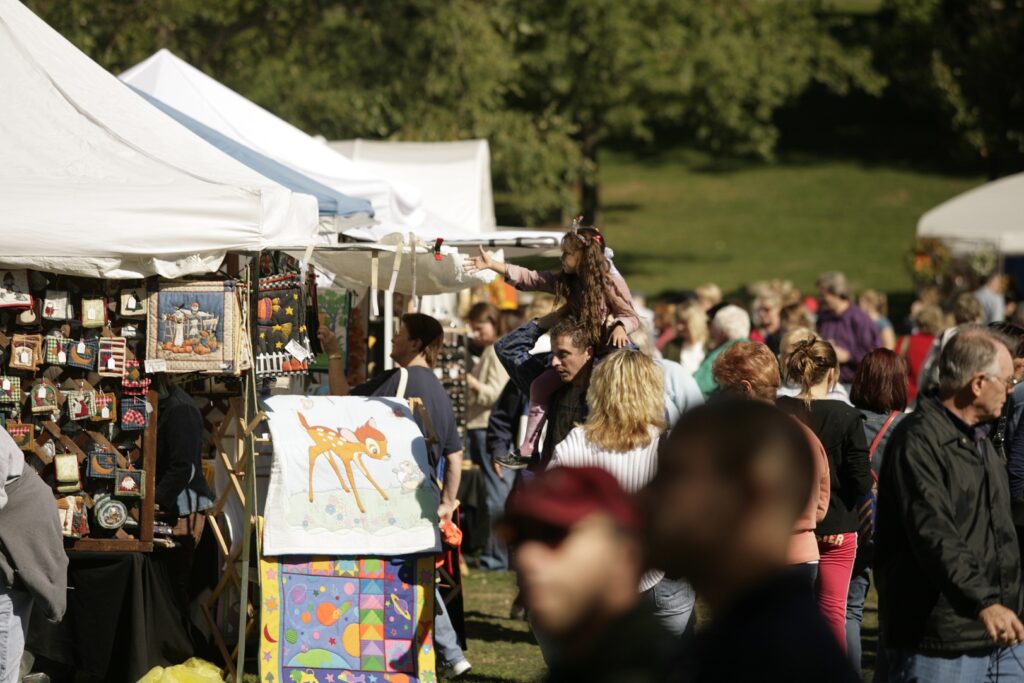 Visiting art fairs in Lake County, Illinois is one of many fun activities for seniors during the summer months. 